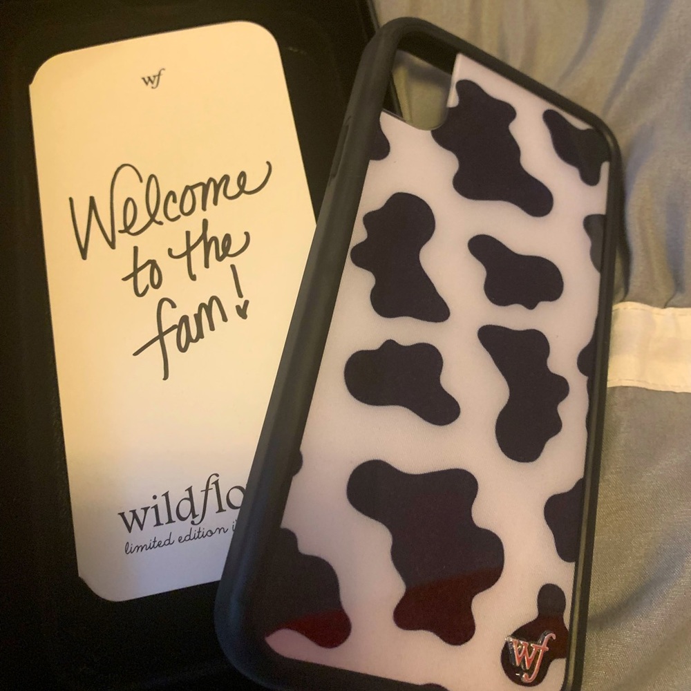 *BRAND NEW* Wildflower Cow Print iPhone XR Case